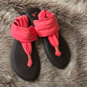 Coral Sanuk slingback sandals/flip flops. Size 8.